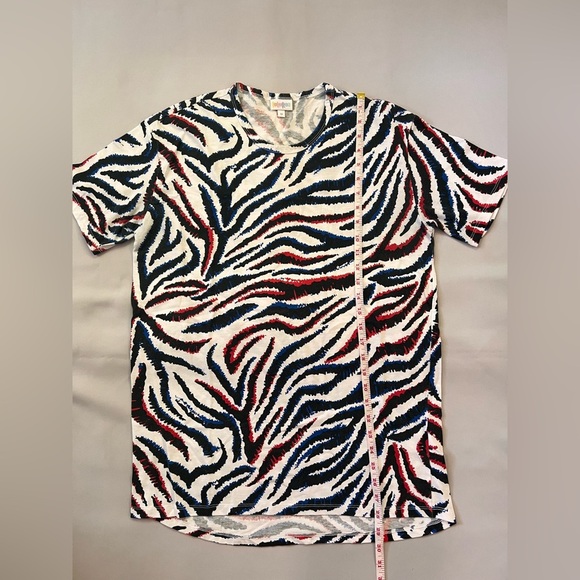 LuLaRoe T Shirt Mens Sz Medium Pullover Crew Neck Short Sleeve Multicolor unisex - Picture 2 of 6